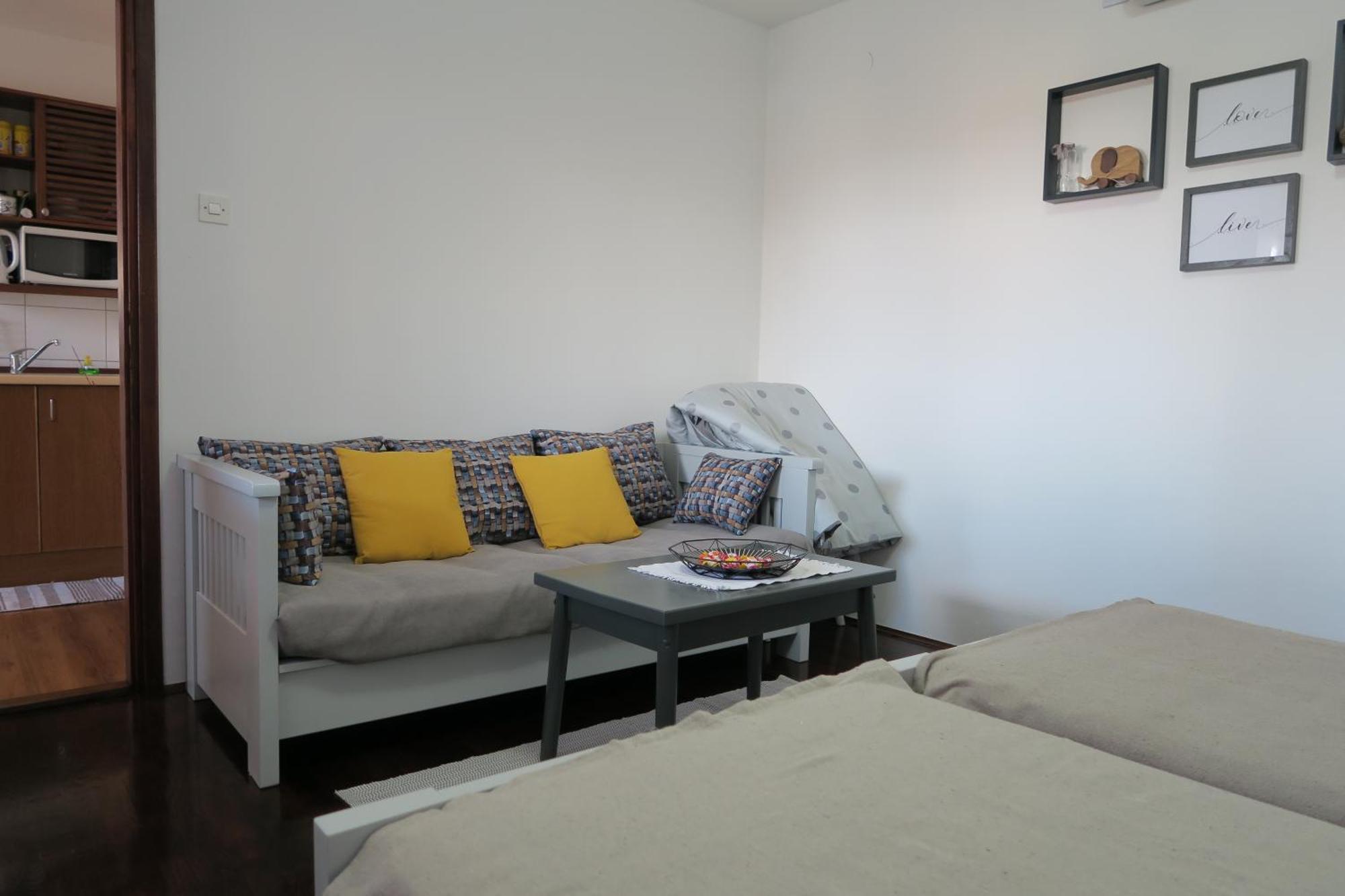 סלוניי Apartments And Rooms Stefanac מראה חיצוני תמונה