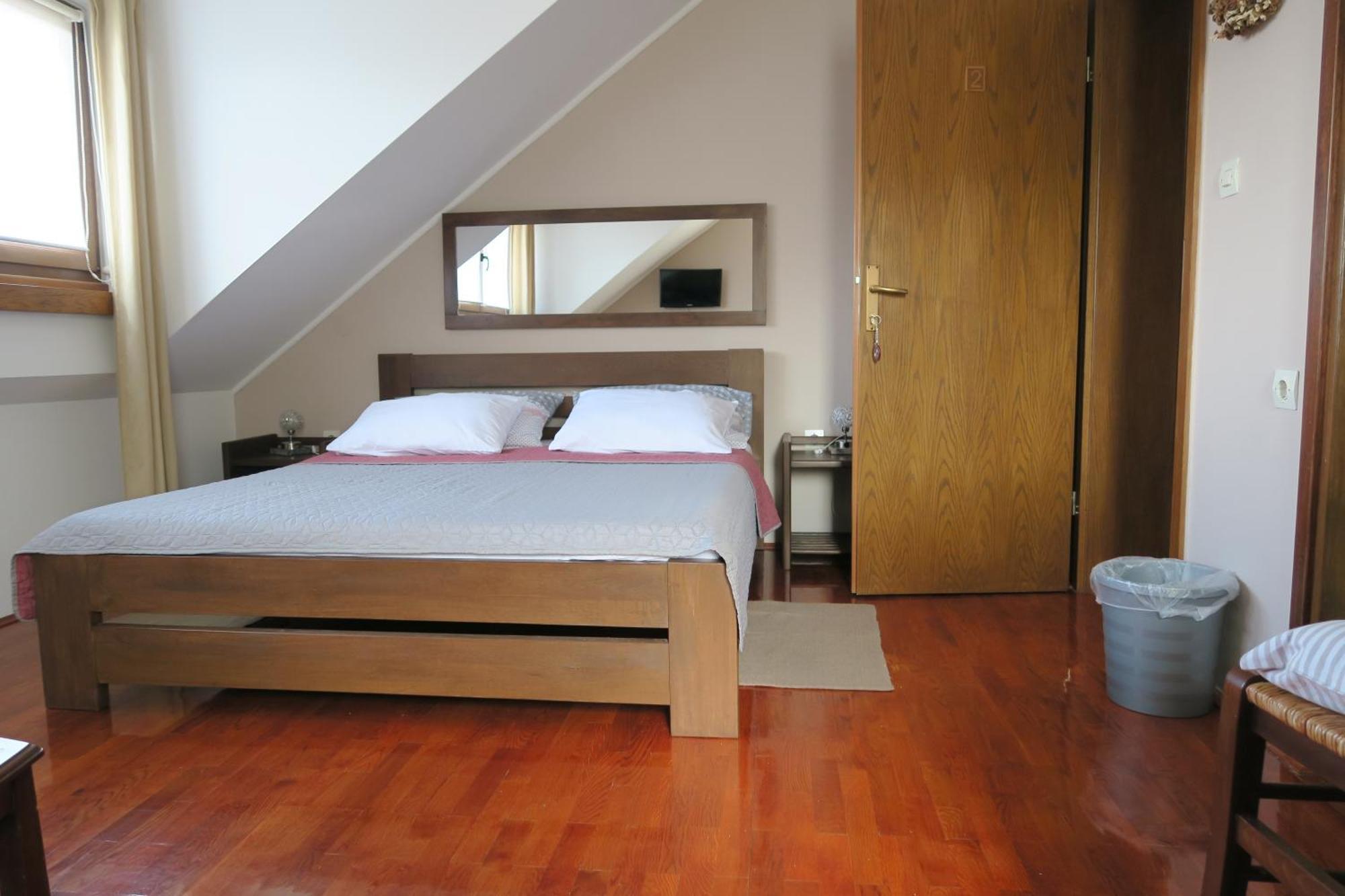סלוניי Apartments And Rooms Stefanac מראה חיצוני תמונה