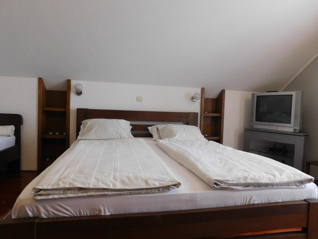 סלוניי Apartments And Rooms Stefanac מראה חיצוני תמונה