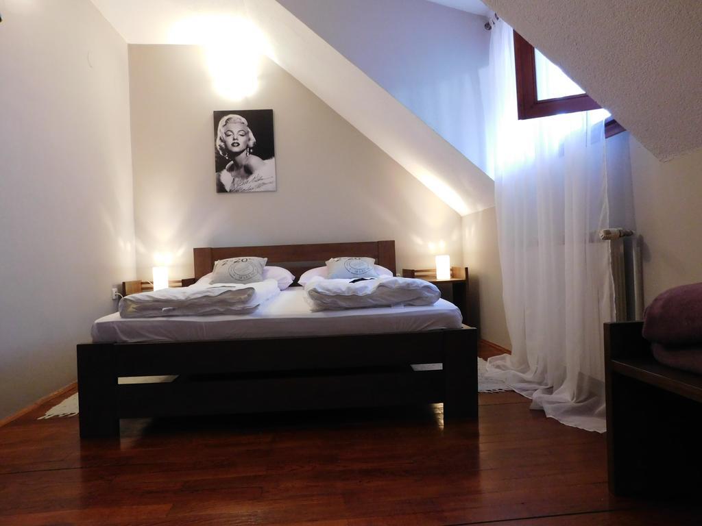 סלוניי Apartments And Rooms Stefanac מראה חיצוני תמונה