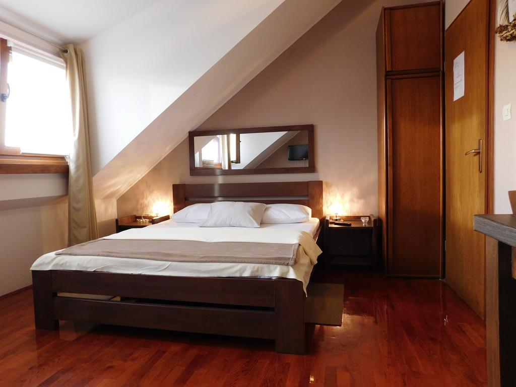 סלוניי Apartments And Rooms Stefanac מראה חיצוני תמונה
