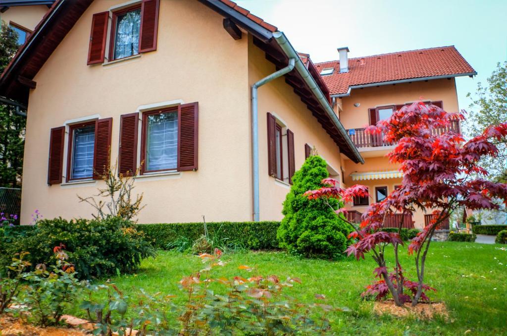 סלוניי Apartments And Rooms Stefanac מראה חיצוני תמונה