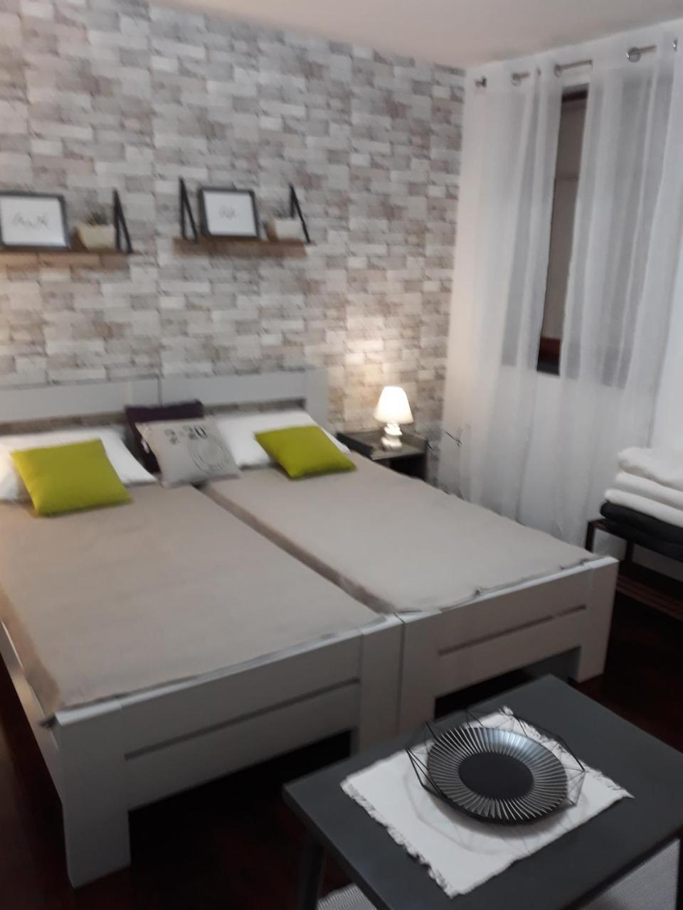 סלוניי Apartments And Rooms Stefanac מראה חיצוני תמונה